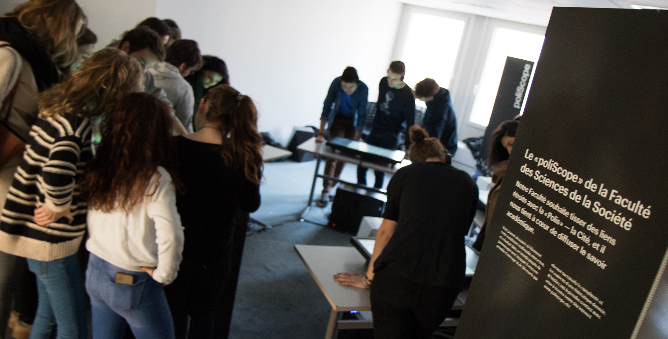 Élèves autour des dispositifs interactifs